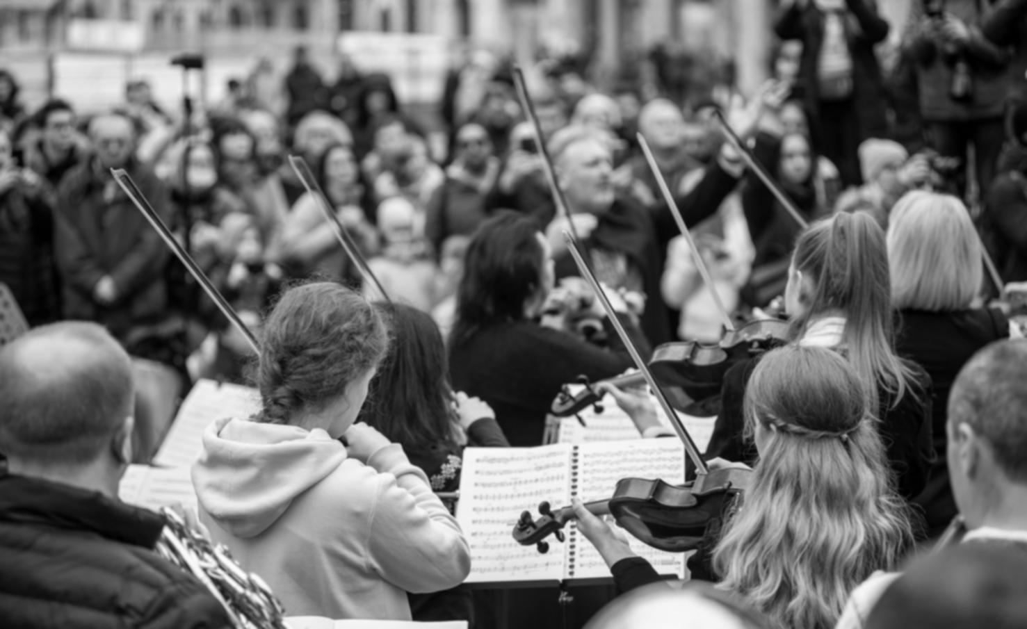 Ambiente di studio musicale moderno con tecnologie didattiche avanzate