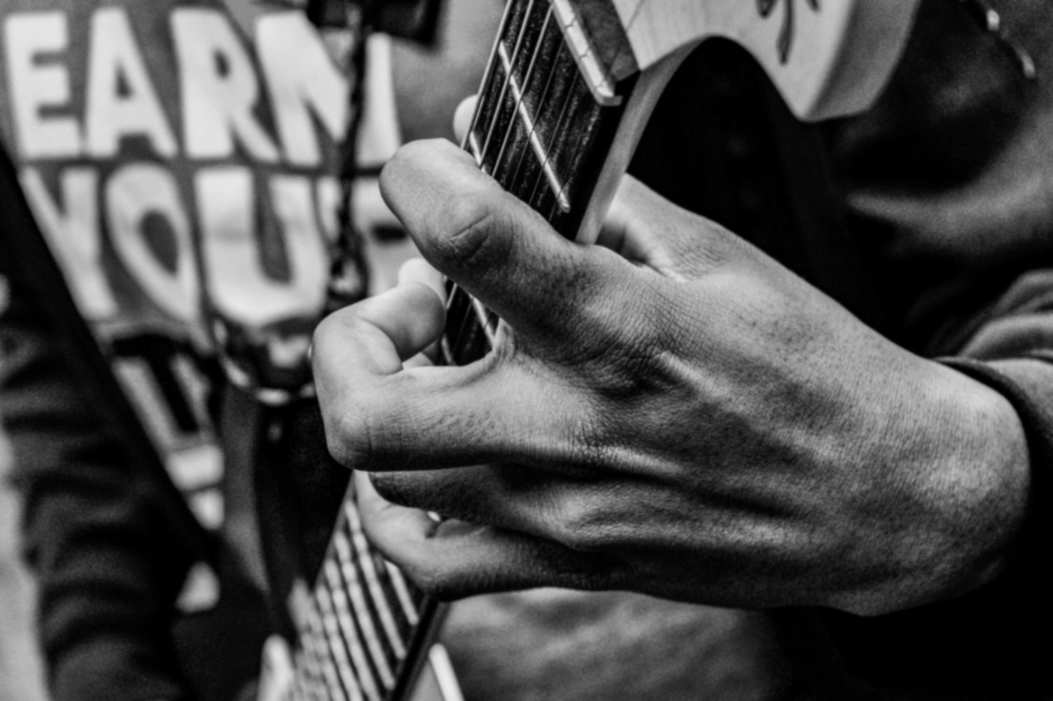 Studio musicale con strumenti e spartiti durante una sessione di analisi compositiva
