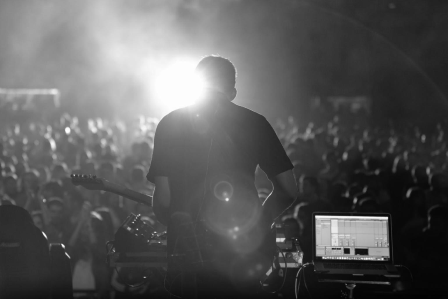 Sessione di studio con spartiti e strumenti musicali