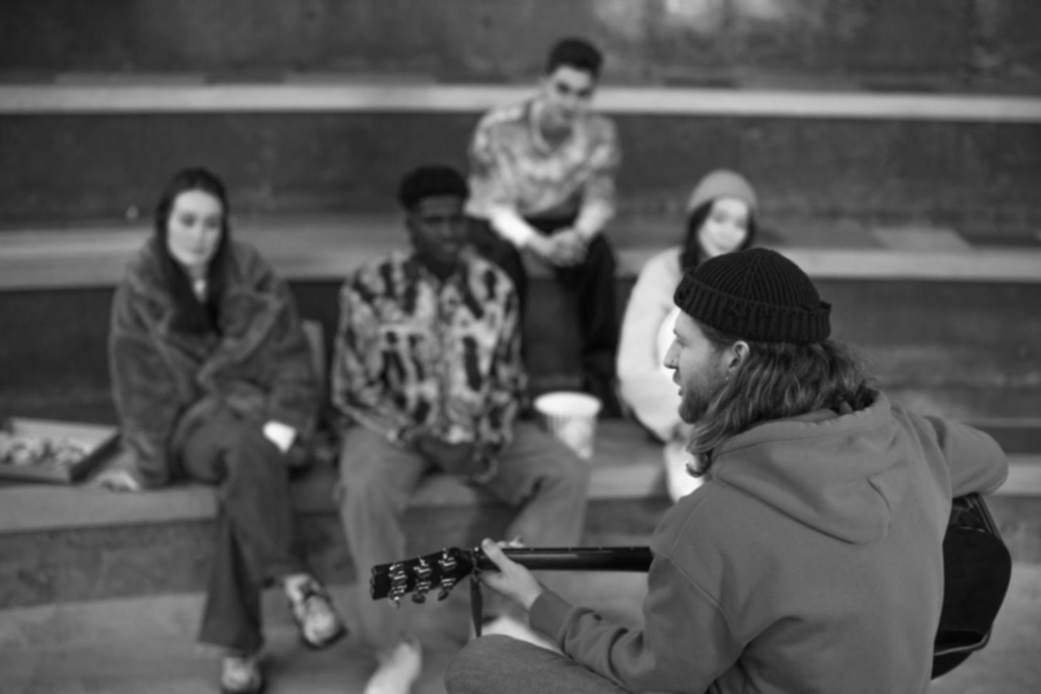 Studenti durante una sessione pratica di composizione musicale